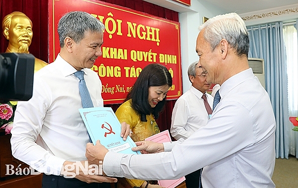 Bí thư Tỉnh ủy Nguyễn Phú Cường trao quyết định cho các nhân sự (Ảnh: Báo Đồng Tháp) Bí thư Tỉnh ủy Nguyễn Phú Cường trao quyết định cho các nhân sự (Ảnh: Báo Đồng Tháp)