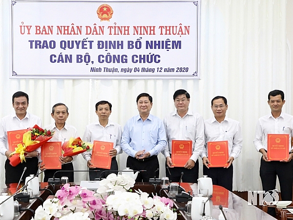 Ông Trần Quốc Nam trao quyết định điều động, bổ nhiệm cho các cán bộ (Ảnh: Báo Ninh Thuận)