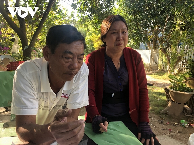 Phụ huynh em Y. chia sẻ thông tin với báo chí (Ảnh: VOV) Phụ huynh em Y. chia sẻ thông tin với báo chí (Ảnh: VOV)