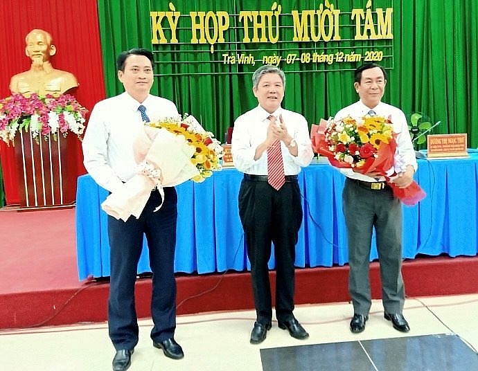 Ông Ngô Chí Cường, Bí thư Tỉnh ủy trao hoa chúc mừng hai tân Phó Chủ tịch UBND tỉnh Trà Vình (Ảnh: VGP) Ông Ngô Chí Cường, Bí thư Tỉnh ủy trao hoa chúc mừng hai tân Phó Chủ tịch UBND tỉnh Trà Vình (Ảnh: VGP)