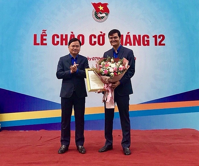 Ông Nguyễn Anh Tuấn trao quyết định, chúc mừng ông Bùi Quang Huy (Ảnh: Tiền Phong) Ông Nguyễn Anh Tuấn trao quyết định, chúc mừng ông Bùi Quang Huy (Ảnh: Tiền Phong)