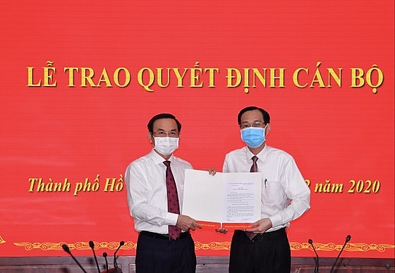 Bí thư Thành ủy Nguyễn Văn Nên trao quyết định cho ông Lê Thanh Liêm (Ảnh: Việt Dũng/SGGP) Bí thư Thành ủy Nguyễn Văn Nên trao quyết định cho ông Lê Thanh Liêm (Ảnh: Việt Dũng/SGGP)