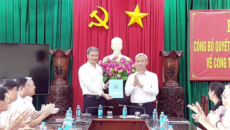 Ông Từ Nam Thành (trái) nhận quyết định (Ảnh: Báo Đồng Nai) Ông Từ Nam Thành (trái) nhận quyết định (Ảnh: Báo Đồng Nai)