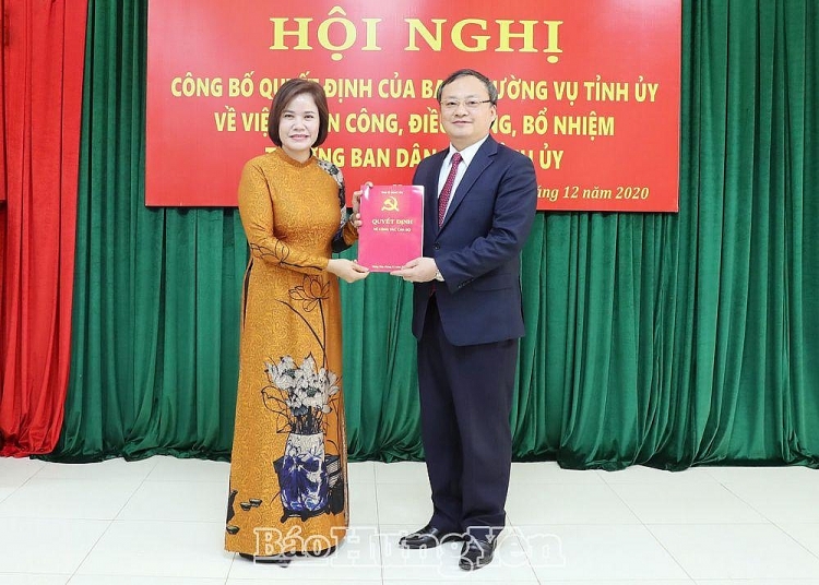 Bí thư Tỉnh ủy Đỗ Tiến Sỹ trao quyết định cho bà Quách Thị Hương (Ảnh: Báo Hưng Yên) Bí thư Tỉnh ủy Đỗ Tiến Sỹ trao quyết định cho bà Quách Thị Hương (Ảnh: Báo Hưng Yên)