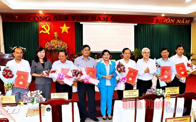 Ông Nguyễn Tấn Hùng (bìa trái) và ông Nguyễn Quốc Dũng (bìa phải) nhận Quyết định bổ nhiệm (Ảnh: Báo Bình Phước) Ông Nguyễn Tấn Hùng (bìa trái) và ông Nguyễn Quốc Dũng (bìa phải) nhận Quyết định bổ nhiệm (Ảnh: Báo Bình Phước)