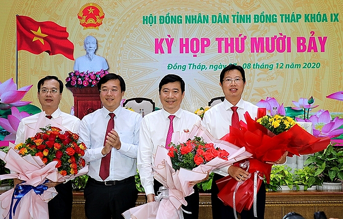 Bí thư Tỉnh ủy Lê Quốc Phong chúc mừng tân Chủ tịch và Phó Chủ tịch UBND tỉnh (Ảnh: Cổng TTĐT tỉnh Đồng Tháp)