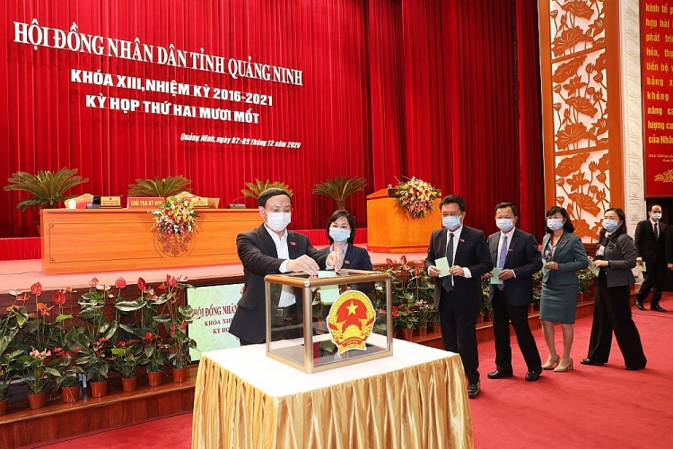 Các đại biểu HĐND tỉnh Quảng Ninh tiến hành công tác nhân sự (Ảnh: Báo Quảng Ninh) Các đại biểu HĐND tỉnh Quảng Ninh tiến hành công tác nhân sự (Ảnh: Báo Quảng Ninh)