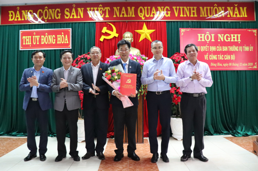 Bí thư Tỉnh ủy Phạm Đại Dương trao quyết định, chúc mừng ông Trần Văn Tân (Ảnh: Báo Kon Tum) Bí thư Tỉnh ủy Phạm Đại Dương trao quyết định, chúc mừng ông Trần Văn Tân (Ảnh: Báo Kon Tum)