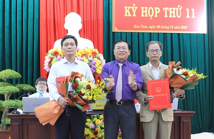 Phó Bí thư Tỉnh ủy, Chủ tịch HĐND tỉnh Nguyễn Văn Hòa tặng hoa chúc mừng 2 nhân sự mới (Ảnh: Báo Kon Tum) Phó Bí thư Tỉnh ủy, Chủ tịch HĐND tỉnh Nguyễn Văn Hòa tặng hoa chúc mừng 2 nhân sự mới (Ảnh: Báo Kon Tum)