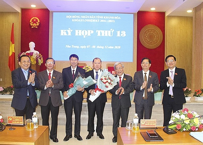 Lãnh đạo tỉnh tặng hoa chúc mừng 2 phó chủ tịch UBND tỉnh vừa đắc cử (Ảnh: Báo Khánh Hòa)