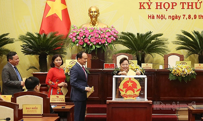 Các đại biểu HĐND TP. Hà Nội bỏ phiếu bầu nhân sự mới (Ảnh: Hà Nội mới) Các đại biểu HĐND TP. Hà Nội bỏ phiếu bầu nhân sự mới (Ảnh: Hà Nội mới)
