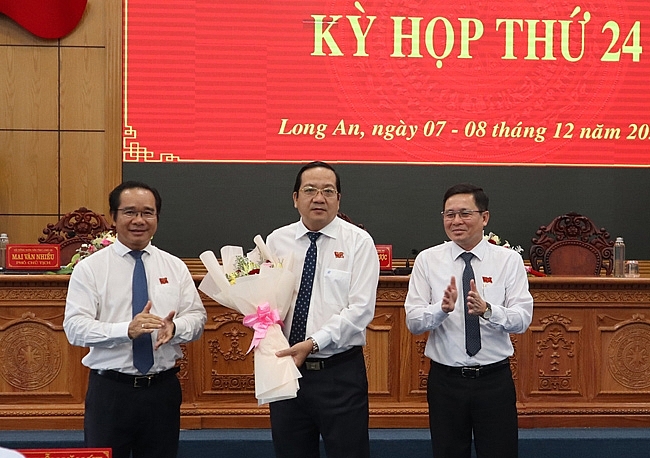 Ông Nguyễn Minh Lâm (giữa) được bầu làm Phó Chủ tịch UBND tỉnh Long An (Ảnh: Cổng TTĐT tỉnh Long An) Ông Nguyễn Minh Lâm (giữa) được bầu làm Phó Chủ tịch UBND tỉnh Long An (Ảnh: Cổng TTĐT tỉnh Long An)