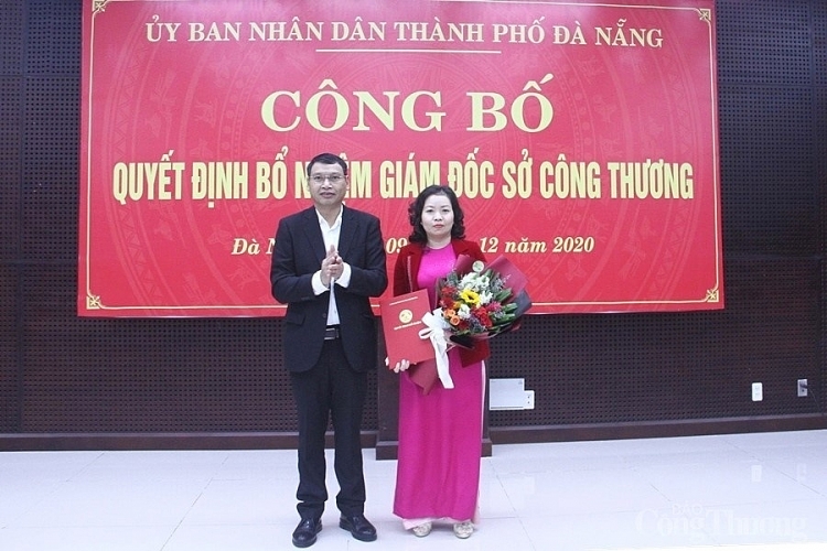 Bà Lê Thị Kim Phượng nhận quyết định bổ nhiệm (Ảnh: Báo Công thương) Bà Lê Thị Kim Phượng nhận quyết định bổ nhiệm (Ảnh: Báo Công thương)