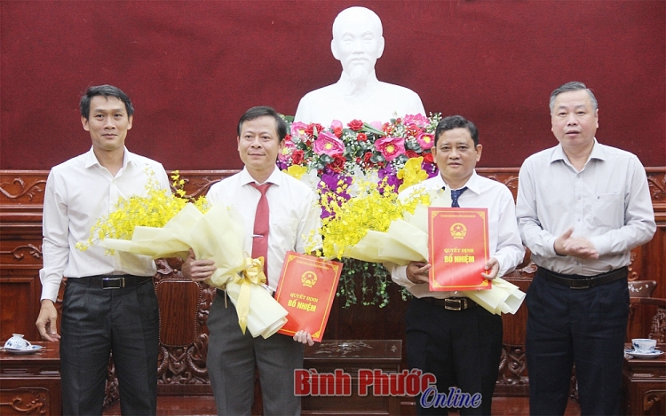 Phó Chủ tịch UBND tỉnh Huỳnh Anh Minh trao quyết định cho 2 cán bộ mới (Ảnh: Báo Bình Phước) Phó Chủ tịch UBND tỉnh Huỳnh Anh Minh trao quyết định cho 2 cán bộ mới (Ảnh: Báo Bình Phước)