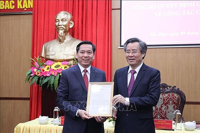 Ông Nguyễn Long Hải (trái) nhận quyết định (Ảnh: TTXVN) Ông Nguyễn Long Hải (trái) nhận quyết định (Ảnh: TTXVN)