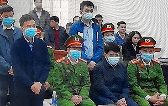 Bị cáo Nguyễn Đức Chung (ngồi hàng đầu) cùng ba đồng phạm nghe tòa tuyên án (Ảnh: Dân trí) Bị cáo Nguyễn Đức Chung (ngồi hàng đầu) cùng ba đồng phạm nghe tòa tuyên án (Ảnh: Dân trí)