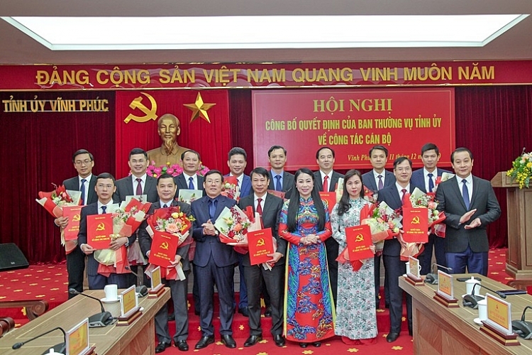Lãnh đạo Tỉnh ủy, UBND tỉnh chúc mừng các nhân sự mới được điều động, bổ nhiệm (Ảnh: Báo Vĩnh Phúc) Lãnh đạo Tỉnh ủy, UBND tỉnh chúc mừng các nhân sự mới được điều động, bổ nhiệm (Ảnh: Báo Vĩnh Phúc)
