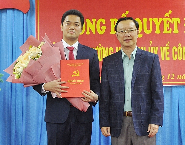 Ông Vũ Mạnh Hà nhận quyết định phân công, bổ nhiệm (Ảnh: Báo Hà Giang) Ông Vũ Mạnh Hà nhận quyết định phân công, bổ nhiệm (Ảnh: Báo Hà Giang)