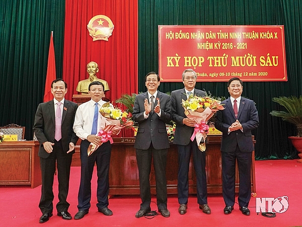 Lãnh đạo tỉnh Ninh Thuận chúc mừng các cán bộ (Ảnh: Báo Ninh Thuận) Lãnh đạo tỉnh Ninh Thuận chúc mừng các cán bộ (Ảnh: Báo Ninh Thuận)