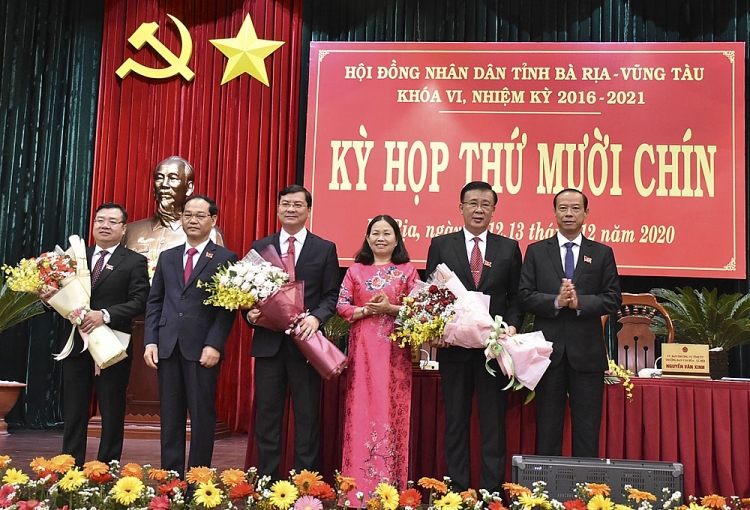 Lãnh đạo tỉnh chúc mừng các cán bộ (Ảnh: Báo Bà Rịa - Vũng Tàu) Lãnh đạo tỉnh chúc mừng các cán bộ (Ảnh: Báo Bà Rịa - Vũng Tàu)