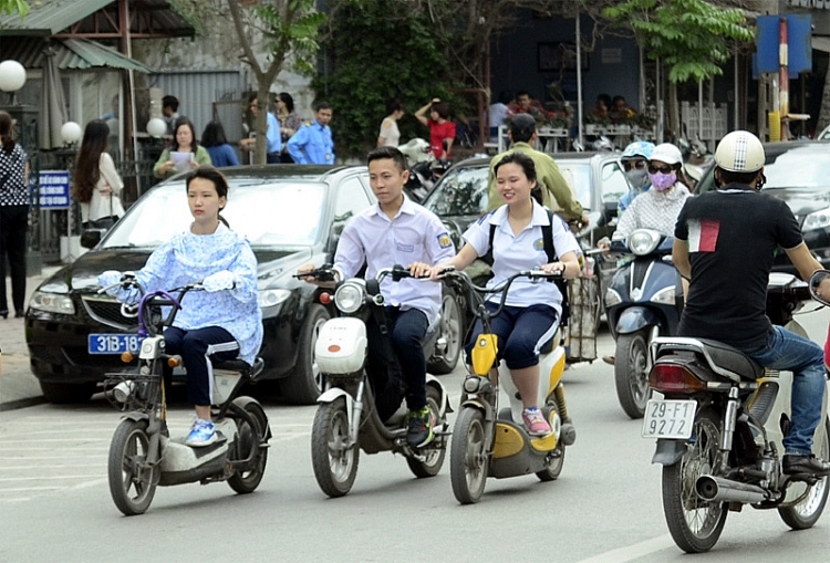 Quy định mới buộc người đi xe máy điện, xe máy dưới 50 phân khối phải có bằng lái (Ảnh minh họa)