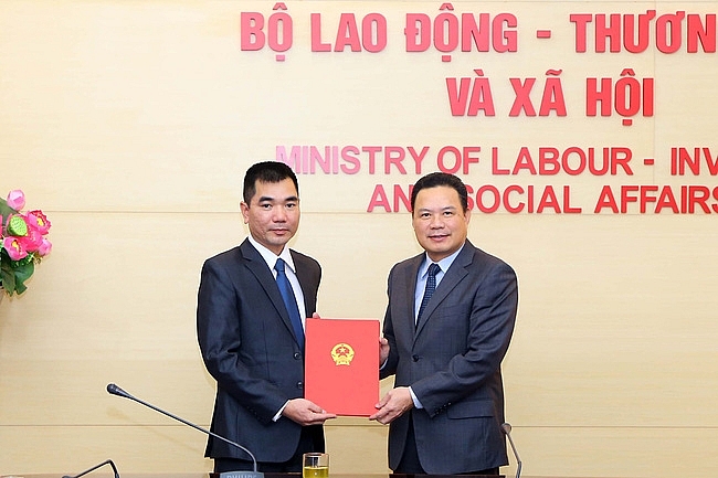 Ông Trần Hưng Long được bổ nhiệm giữ chức bổ nhiệm Phó Vụ trưởng Vụ Tổ chức cán bộ (Ảnh: Báo Dân sinh) Ông Trần Hưng Long được bổ nhiệm giữ chức bổ nhiệm Phó Vụ trưởng Vụ Tổ chức cán bộ (Ảnh: Báo Dân sinh)