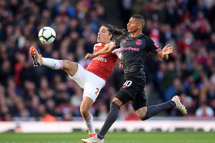 Arsenal (đỏ-trắng) nhiều khả năng sẽ gặp khó trước Everton Arsenal (đỏ-trắng) nhiều khả năng sẽ gặp khó trước Everton