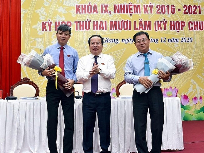 Ông Nguyễn Lưu Trung (bìa trái) được HĐND bầu giữ chức Phó Chủ tịch UBND tỉnh Kiên Giang (Ảnh: PLO)