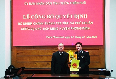 Chủ tịch UBND tỉnh Phan Ngọc Thọ trao quyết định cho ông Lương Bảo Toàn (Ảnh: Cổng TTĐT tỉnh Thừa Thiên - Huế) Chủ tịch UBND tỉnh Phan Ngọc Thọ trao quyết định cho ông Lương Bảo Toàn (Ảnh: Cổng TTĐT tỉnh Thừa Thiên - Huế)