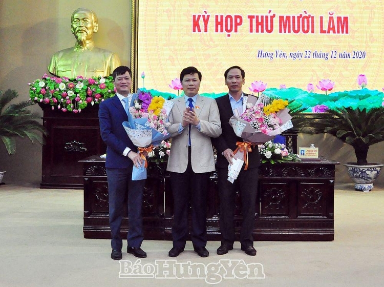 Chủ tịch HĐND tỉnh Trần Quốc Toản chúc mừng ông Lê Xuân Tiến và ông Nguyễn Đức Tải (Ảnh: Báo Hưng Yên) Chủ tịch HĐND tỉnh Trần Quốc Toản chúc mừng ông Lê Xuân Tiến và ông Nguyễn Đức Tải (Ảnh: Báo Hưng Yên)