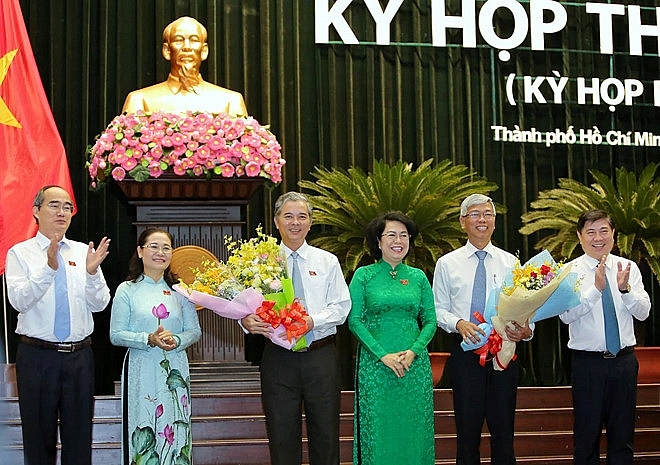 Ông Lê Hòa Bình và bà Phan Thị Thắng (ôm hoa) vừa được HĐND bổ nhiệm giữ chức Phó chủ tịch UBND TP (Ảnh: VGP) Ông Lê Hòa Bình và bà Phan Thị Thắng (ôm hoa) vừa được HĐND bổ nhiệm giữ chức Phó chủ tịch UBND TP (Ảnh: VGP)