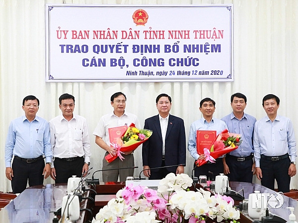 Ông Trần Quốc Nam, Phó Bí thư Tỉnh ủy, Chủ tịch UBND tỉnh trao quyết định bổ nhiệm cho các cán bộ (Ảnh: Báo Ninh Thuận) Ông Trần Quốc Nam, Phó Bí thư Tỉnh ủy, Chủ tịch UBND tỉnh trao quyết định bổ nhiệm cho các cán bộ (Ảnh: Báo Ninh Thuận)