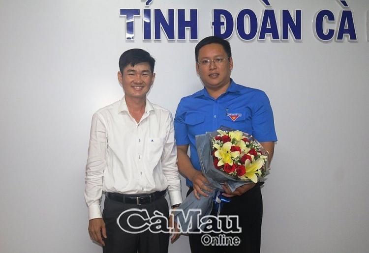 Bí thư Tỉnh đoàn Cà Mau Nguyễn Hoàng Đạo chúc mừng ông Nguyễn Ngọc Thuận (Ảnh: Báo Cà Mau) Bí thư Tỉnh đoàn Cà Mau Nguyễn Hoàng Đạo chúc mừng ông Nguyễn Ngọc Thuận (Ảnh: Báo Cà Mau)