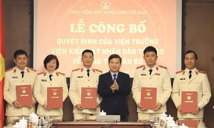 Viện trưởng VKSND tối cao Lê Minh Trí trao quyết định cho các cán bộ (Ảnh: VGP) Viện trưởng VKSND tối cao Lê Minh Trí trao quyết định cho các cán bộ (Ảnh: VGP)