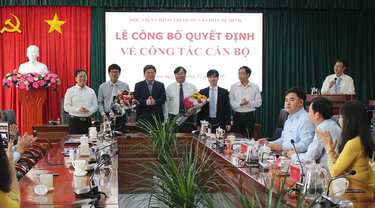 PGS.TS Nguyễn Quốc Dũng, TS Phan Công Khanh nhận quyết định (Ảnh: VGP) PGS.TS Nguyễn Quốc Dũng, TS Phan Công Khanh nhận quyết định (Ảnh: VGP)
