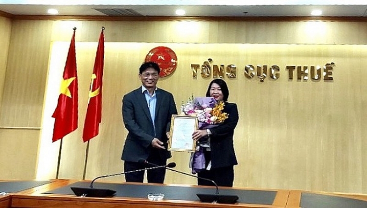 Phó Tổng cục trưởng Đặng Ngọc Minh trao quyết định cho bà Mạnh Thị Tuyết Mai (Ảnh: PLVN) Phó Tổng cục trưởng Đặng Ngọc Minh trao quyết định cho bà Mạnh Thị Tuyết Mai (Ảnh: PLVN)