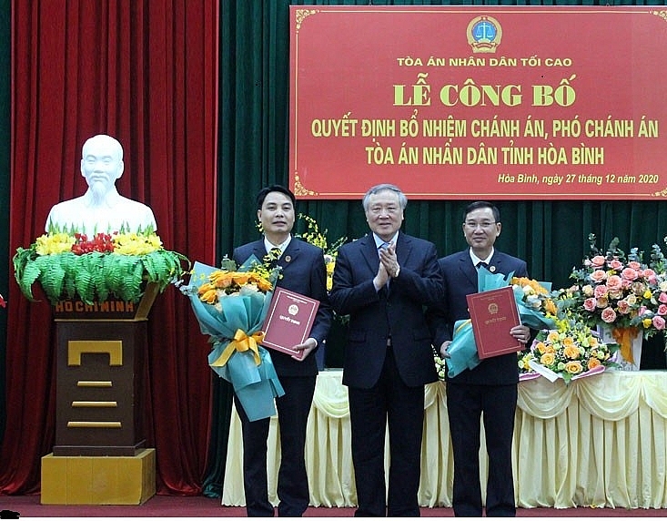 Các ông Lê Văn Tuấn, Nguyễn Kim Trường nhận quyết định bổ nhiệm (Ảnh: Người đưa tin) Các ông Lê Văn Tuấn, Nguyễn Kim Trường nhận quyết định bổ nhiệm (Ảnh: Người đưa tin)