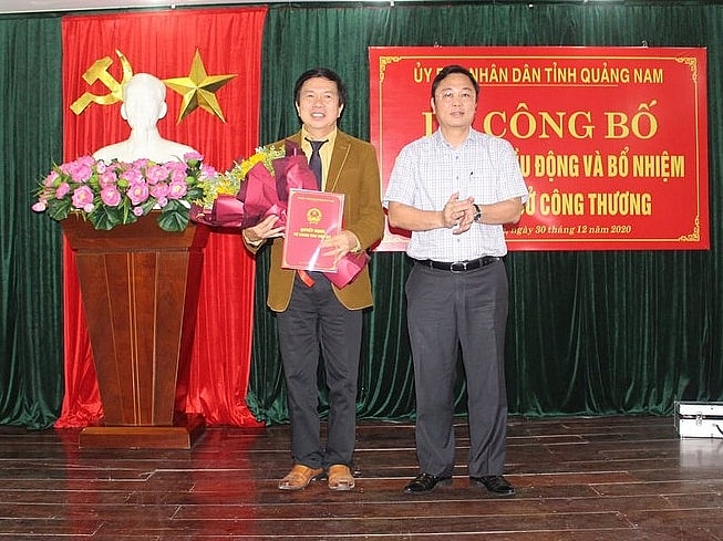 Ông Đặng Bá Dự nhận quyết định điều động, bổ nhiệm (Ảnh: PLO)