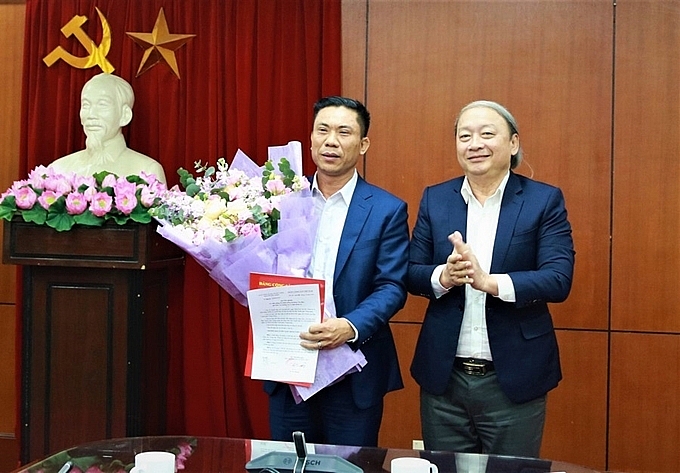 Ông Đoàn Văn Báu (trái) nhận quyết định điều động, bổ nhiệm (Ảnh: Báo điện tử Đảng Cộng sản Việt Nam) Ông Đoàn Văn Báu (trái) nhận quyết định điều động, bổ nhiệm (Ảnh: Báo điện tử Đảng Cộng sản Việt Nam)
