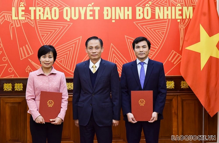 Thứ trưởng Lê Hoài Trung trao quyết định và chúc mừng các cán bộ Thứ trưởng Lê Hoài Trung trao quyết định và chúc mừng các cán bộ