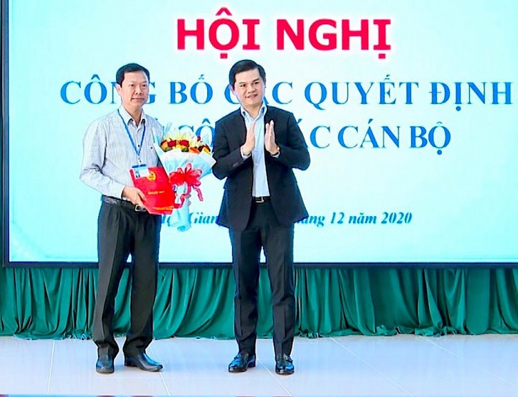 Ông Vũ Chí Hùng (phải), Phó tổng Cục trưởng Tổng cục Thuế, trao quyết định và hoa chúc mừng ông Nguyễn Thanh Bình (Ảnh: Báo Hậu Giang) Ông Vũ Chí Hùng (phải), Phó tổng Cục trưởng Tổng cục Thuế, trao quyết định và hoa chúc mừng ông Nguyễn Thanh Bình (Ảnh: Báo Hậu Giang)