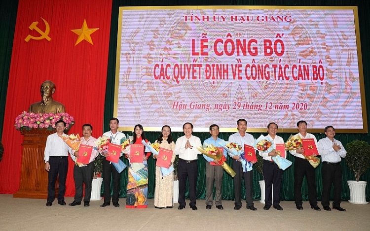 Các cán bộ chủ chốt của tỉnh Hậu Giang nhận quyết định điều động, bổ nhiệm (Ảnh: VGP0 Các cán bộ chủ chốt của tỉnh Hậu Giang nhận quyết định điều động, bổ nhiệm (Ảnh: VGP0