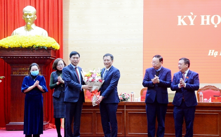 Lãnh đạo TP. Hạ Long chúc mừng ông Nguyễn Tuấn Minh (Ảnh: Báo Quảng Ninh) Lãnh đạo TP. Hạ Long chúc mừng ông Nguyễn Tuấn Minh (Ảnh: Báo Quảng Ninh)