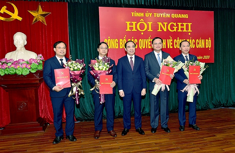 Bí thư Tỉnh ủy Tuyên Quang Chẩu Văn Lâm trao quyết định cho các cán bộ Bí thư Tỉnh ủy Tuyên Quang Chẩu Văn Lâm trao quyết định cho các cán bộ