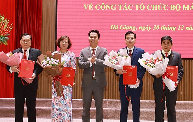 Bí thư Tỉnh ủy Đặng Quốc Khánh trao quyết định bổ nhiệm lãnh đạo Cơ quan Ủy ban Kiểm tra Tỉnh ủy (Ảnh: Báo Hà Giang) Bí thư Tỉnh ủy Đặng Quốc Khánh trao quyết định bổ nhiệm lãnh đạo Cơ quan Ủy ban Kiểm tra Tỉnh ủy (Ảnh: Báo Hà Giang)