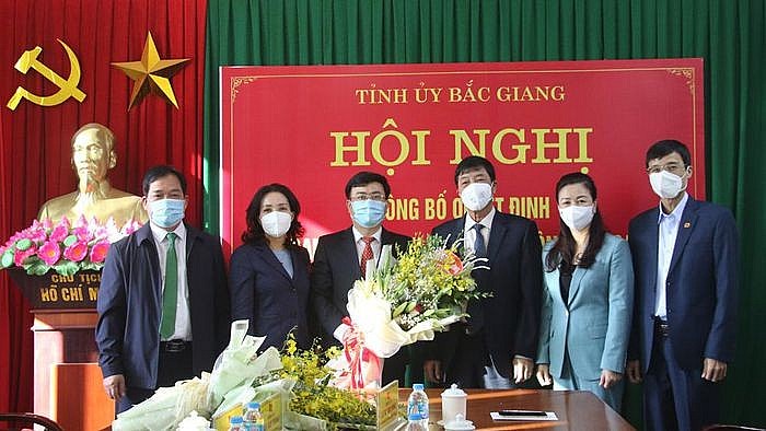 Ông Đào Duy Trọng nhận quyết định (Ảnh: Báo Bắc Giang) Ông Đào Duy Trọng nhận quyết định (Ảnh: Báo Bắc Giang)