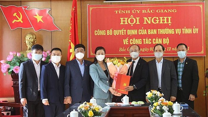 Bà Lê Thị Thu Hồng, Phó Bí thư Thường trực Tỉnh ủy, Chủ tịch HĐND tỉnh Bắc Giang trao Quyết định cho ông Trần Tuấn Nam (Ảnh: Báo Bắc Giang) Bà Lê Thị Thu Hồng, Phó Bí thư Thường trực Tỉnh ủy, Chủ tịch HĐND tỉnh Bắc Giang trao Quyết định cho ông Trần Tuấn Nam (Ảnh: Báo Bắc Giang)