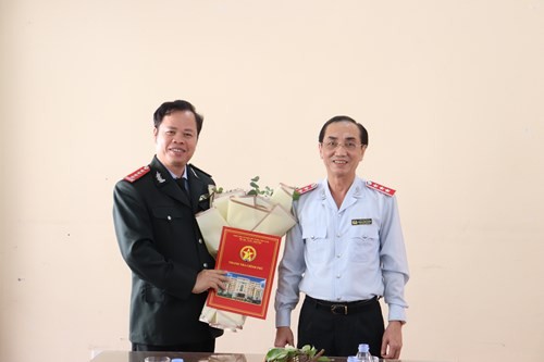 Phó Tổng Thanh tra Chính phủ Đặng Công Huẩn trao quyết định cho ông Lê Thế Chiến Phó Tổng Thanh tra Chính phủ Đặng Công Huẩn trao quyết định cho ông Lê Thế Chiến