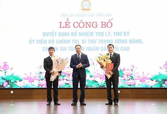 Phó Chánh án TAND tối cao trao quyết định và chúc mừng các ông Nguyễn Xuân Kỳ, Trần Ngọc Thành Phó Chánh án TAND tối cao trao quyết định và chúc mừng các ông Nguyễn Xuân Kỳ, Trần Ngọc Thành