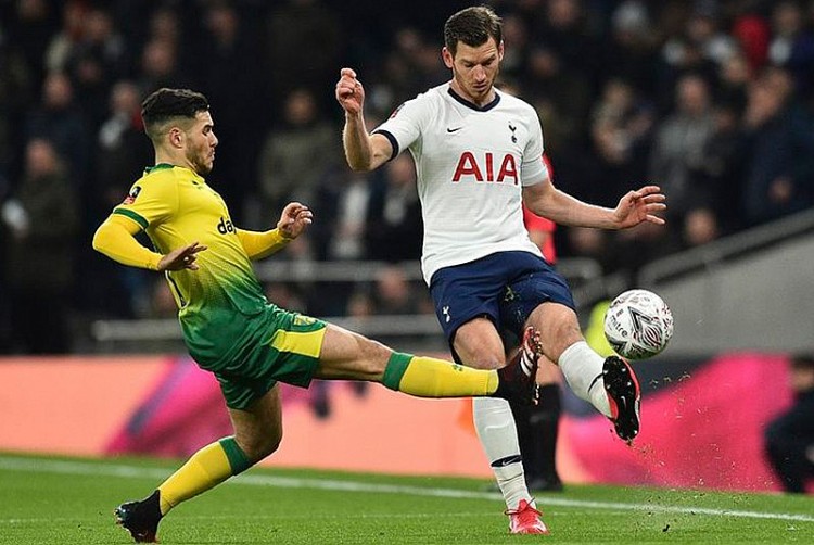 Tottenham (trắng) thi đấu không tốt ở mùa giải năm nay Tottenham (trắng) thi đấu không tốt ở mùa giải năm nay